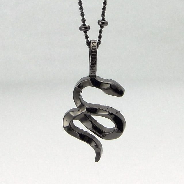ヴェルヴェットラウンジ グッドラック スネーク ペンダント/ブラック