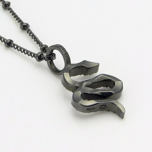 ヴェルヴェットラウンジ グッドラック スネーク ペンダント/ブラック