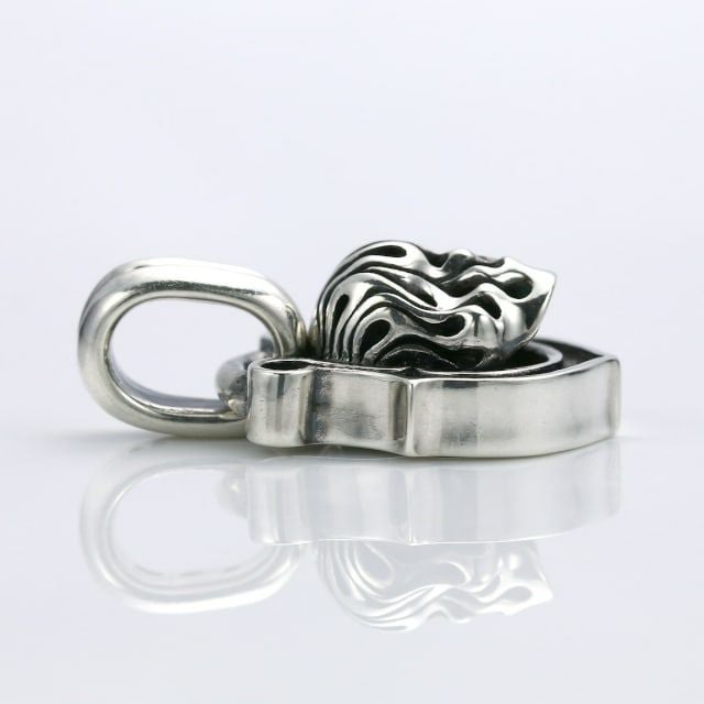 ガッチョ パイロ オン ルシアーズ ホースシュー ペンダント