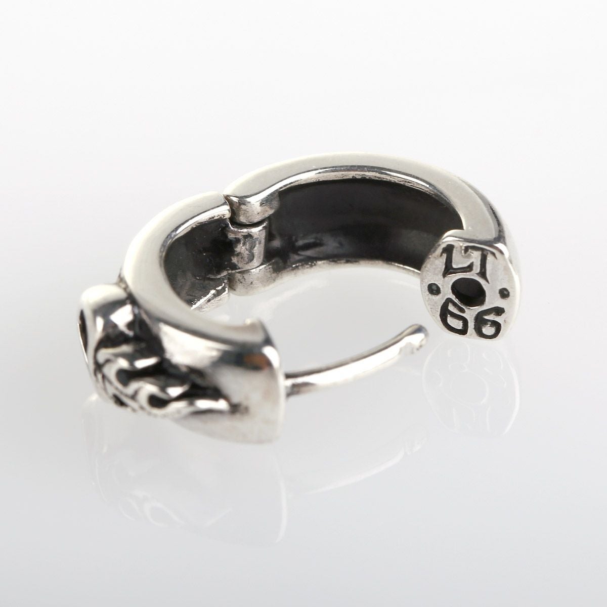 レザーズアンドトレジャーズ セイクリッドハートピアス /オニキス