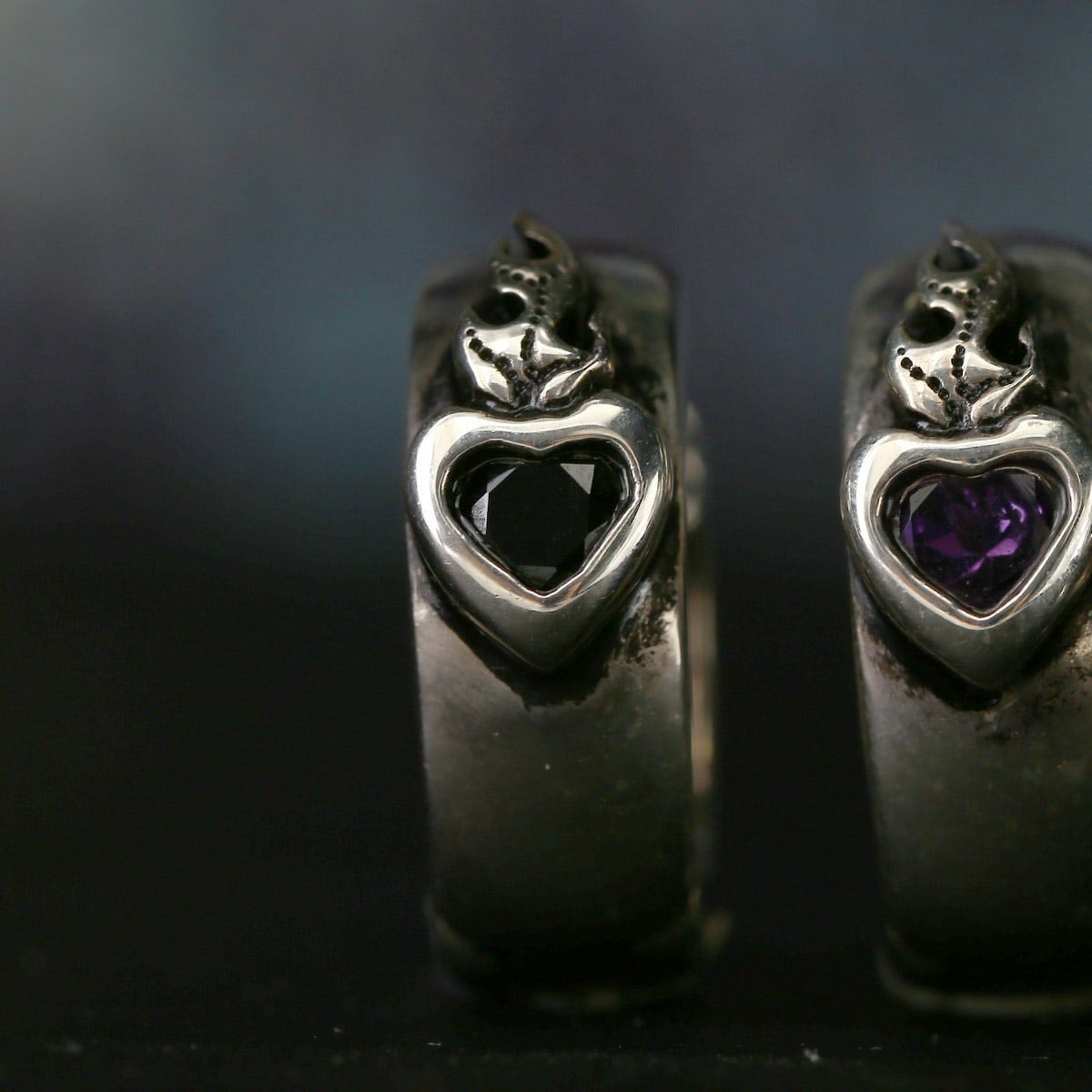 レザーズアンドトレジャーズ セイクリッドハートピアス /オニキス