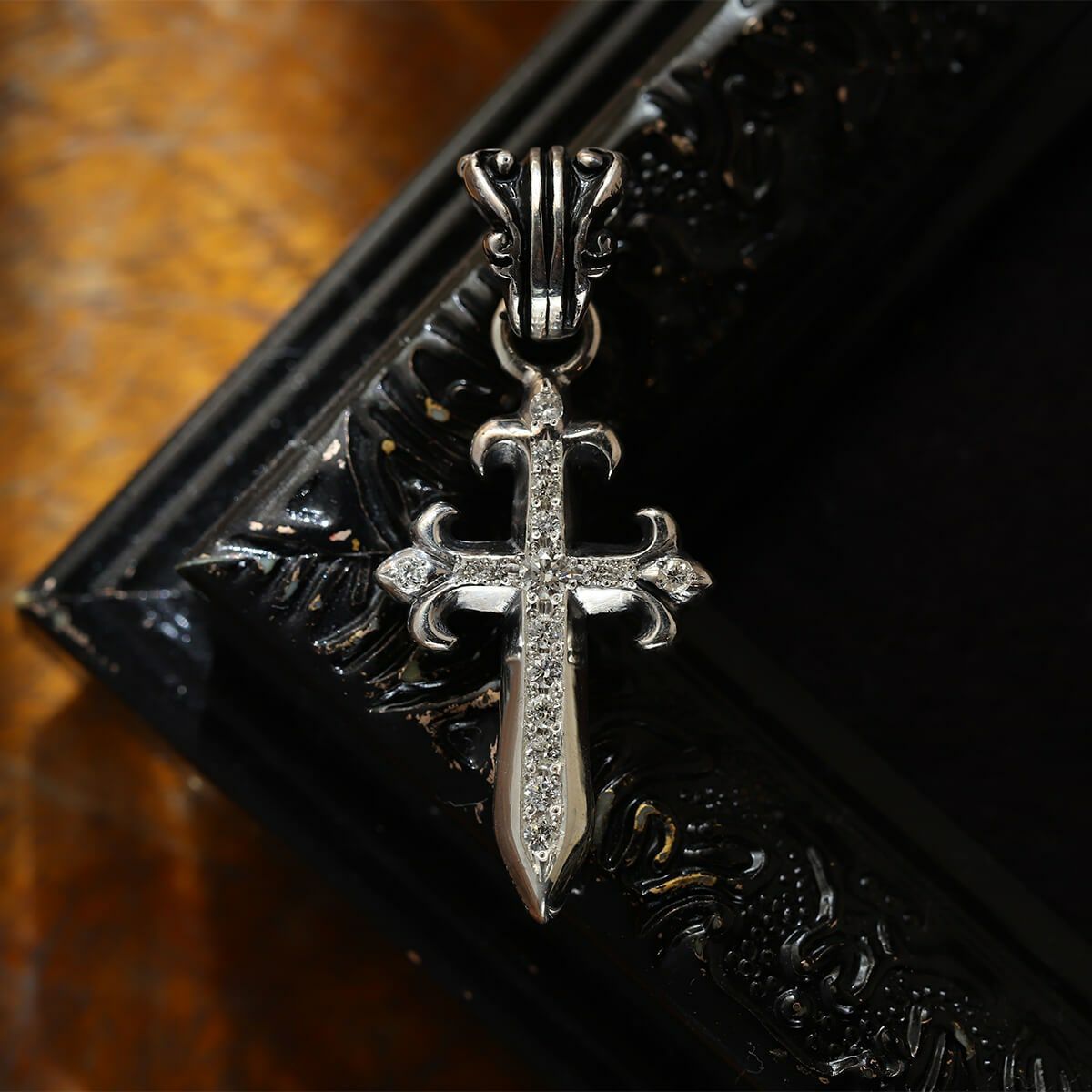 レザーズアンドトレジャーズ ポリチーノクロスペンダント 2nd（トップ