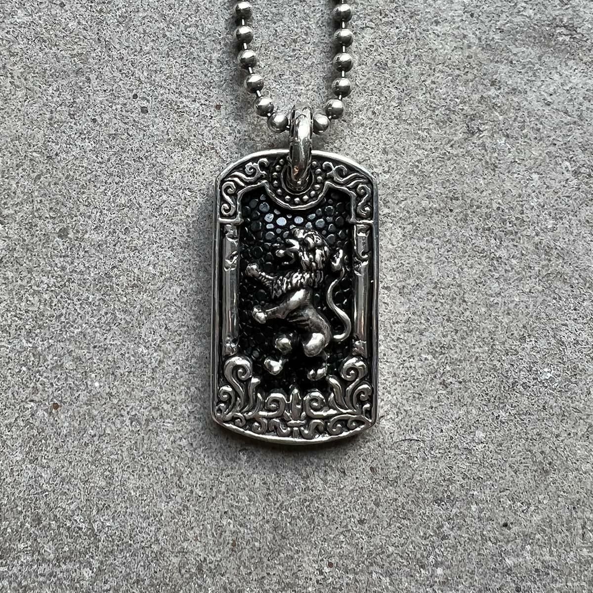 レザーズアンドトレジャーズ IDタグペンダント スモール w/ライオン