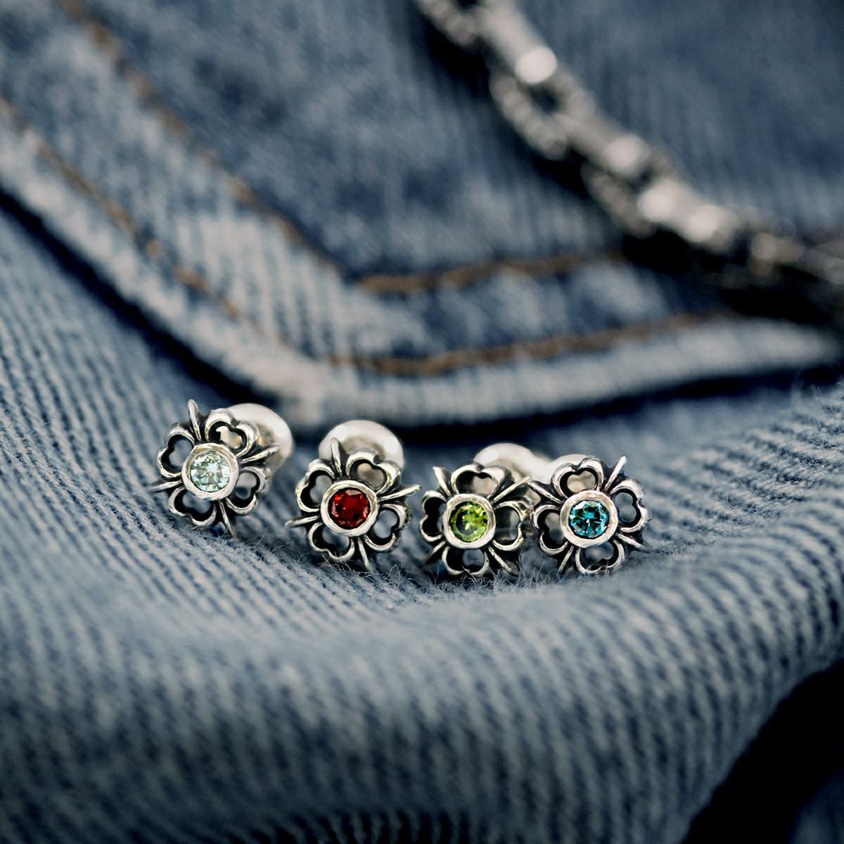 レザーズアンドトレジャーズ ポープスストーンクロスピアス w/レッド