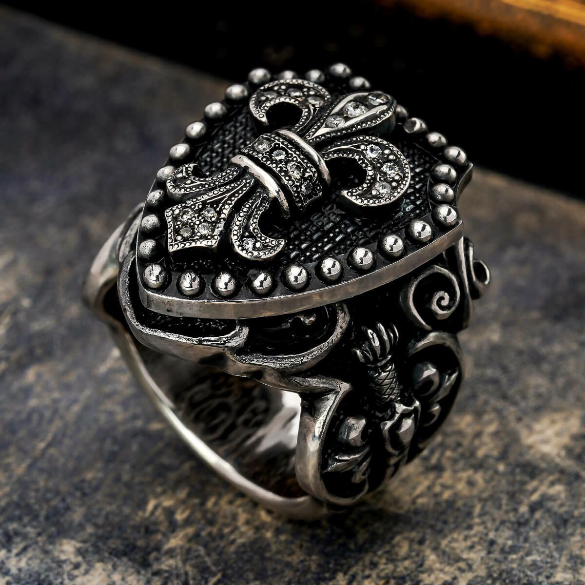 レザーズアンドトレジャーズ クレストリング 2nd w/ニューロングフレア