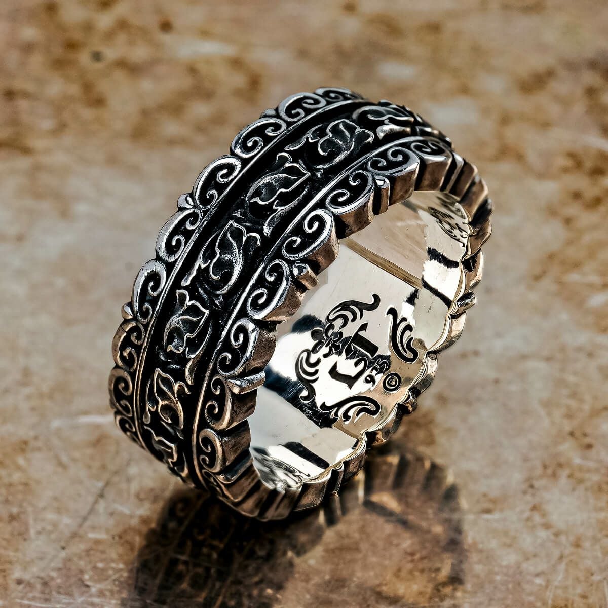 レザーズアンドトレジャーズ リボルビングニュークロスリング