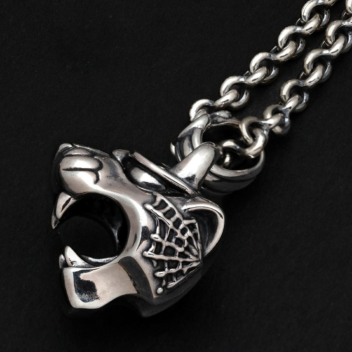 ガッチョ エイペックスハンターヘッドペンダント w/ スパイダーウェブ