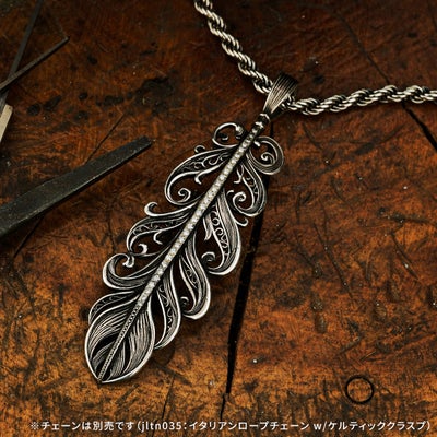スクロールフェザーペンダント w/ダイヤモンドパヴェ