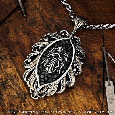 【期間限定】エンブレイスフェザーインレイペンダント w/K18YGファインライン＆ダイヤモンド w/ガーディアンエンジェル w/サンディッドスティングレイ