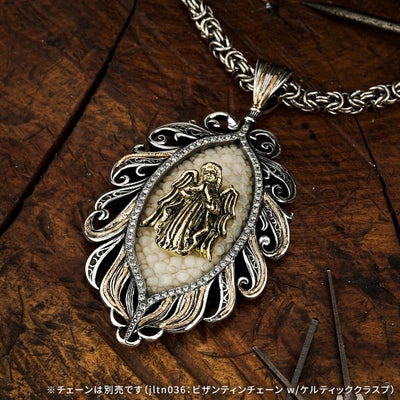 【期間限定】エンブレイスフェザーインレイペンダント w/K18YGファインライン＆ダイヤモンド w/K18YGガーディアンエンジェル w/ベゼルダイヤモンドパヴェ w/スティングレイ